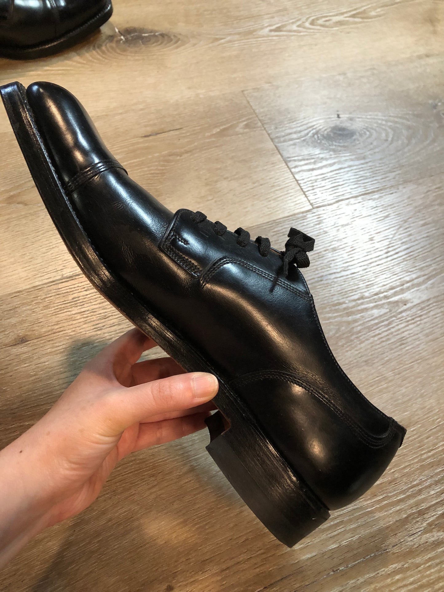 Vintage Hartt deadstock “extra quality” cap toe oxford shoes, in calfskin leather. Made in Canada. Size 11M US/ 44EUR