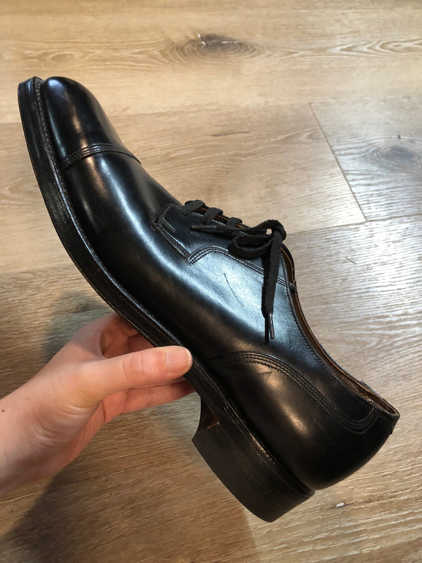 Vintage Hartt deadstock “extra quality” cap toe oxford shoes, in calfskin leather. Made in Canada. Size 11M US/ 44EUR