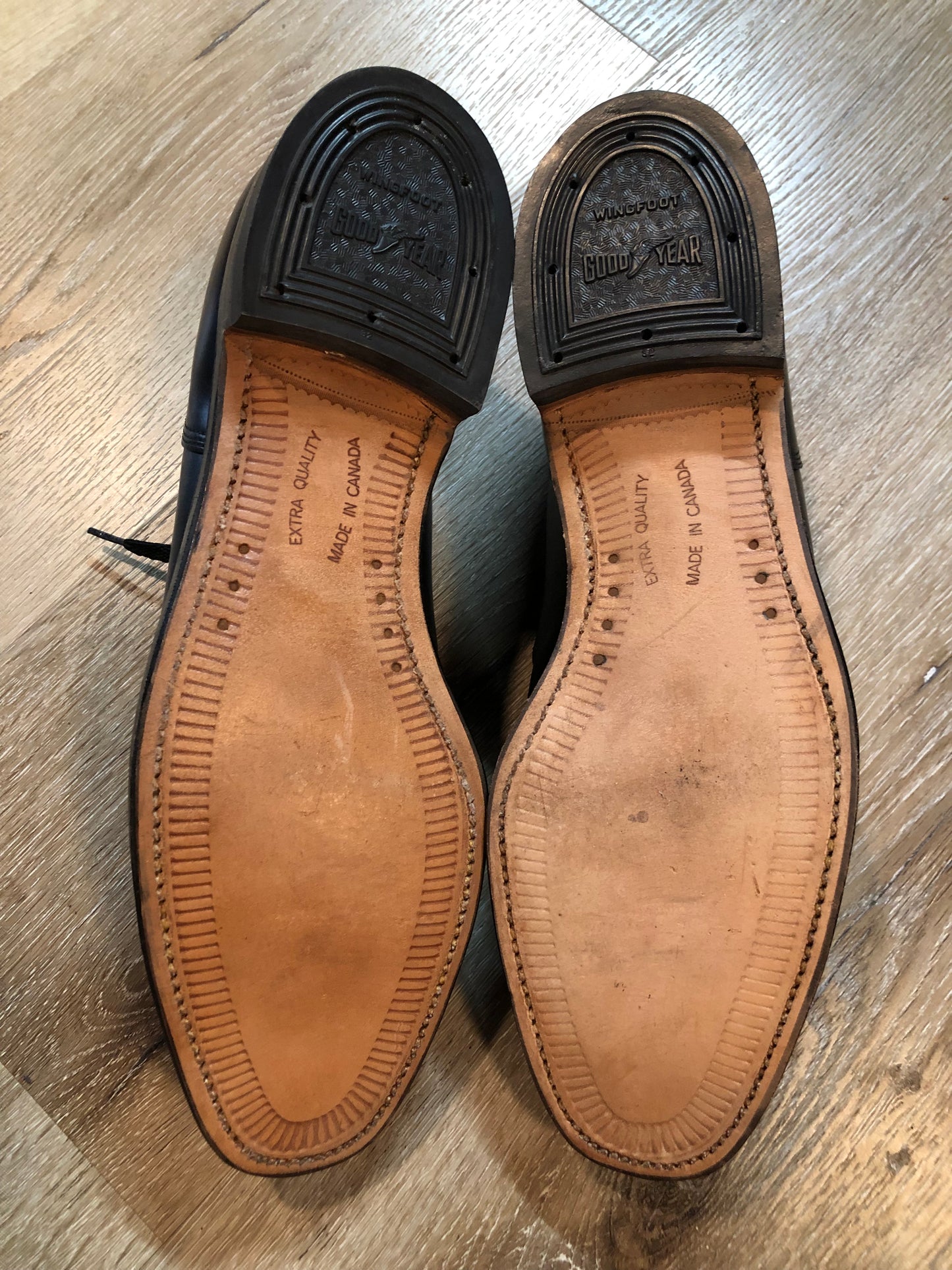 Vintage Hartt deadstock “extra quality” cap toe oxford shoes, in calfskin leather. Made in Canada. Size 11M US/ 44EUR