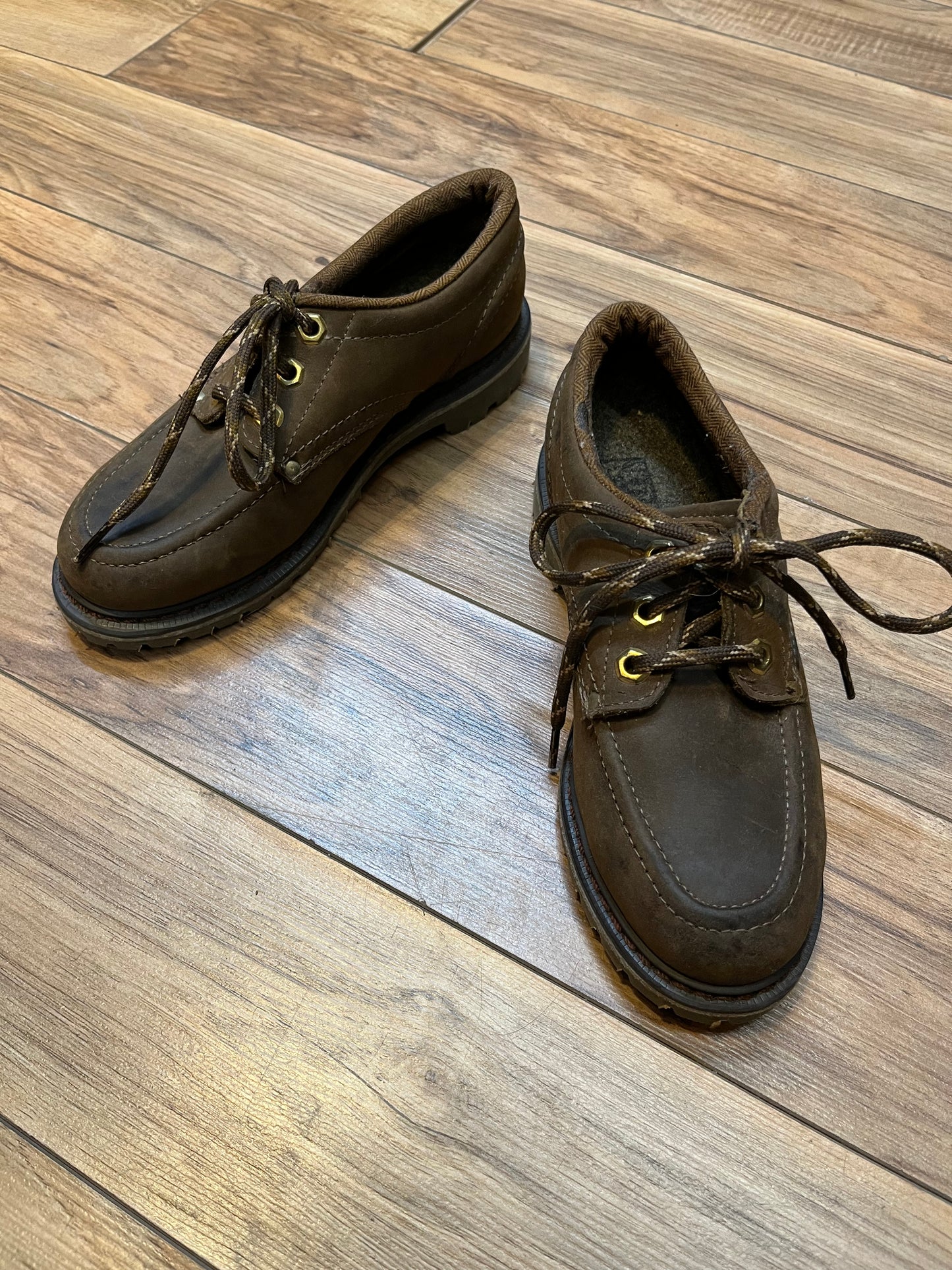 Vintage Prospector 1980’s NWOT deadstock moc toe three eyelet brown leather shoes, Made in Canada
Size US 5.5 womens