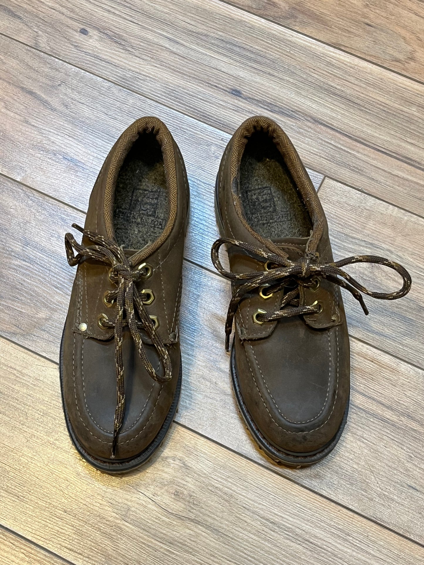 Vintage Prospector 1980’s NWOT deadstock moc toe three eyelet brown leather shoes, Made in Canada
Size US 5.5 womens