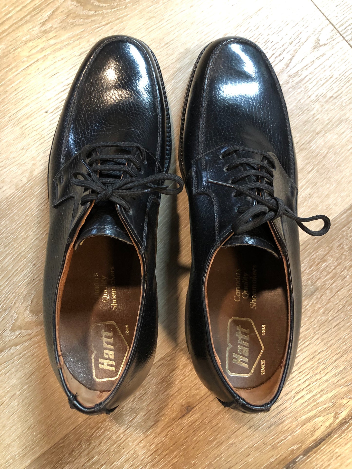 Vintage Hartt deadstock black leather dress shoes. Circa 1960’s. Made in Canada. Size no marked size Fits like a 6.5M, 8W US/ 40 EUR
