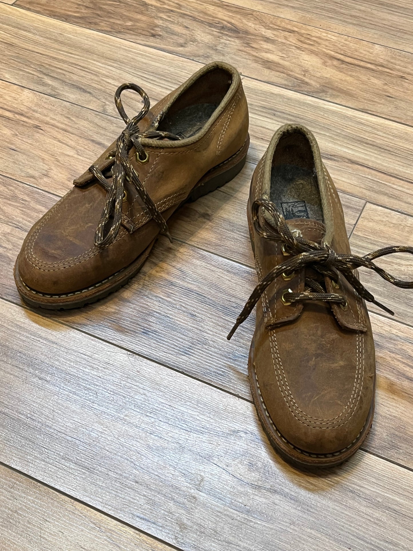 Vintage Prospector 1980’s NWOT deadstock moc toe three eyelet brown leather shoes, Made in Canada
Size US 8 womens