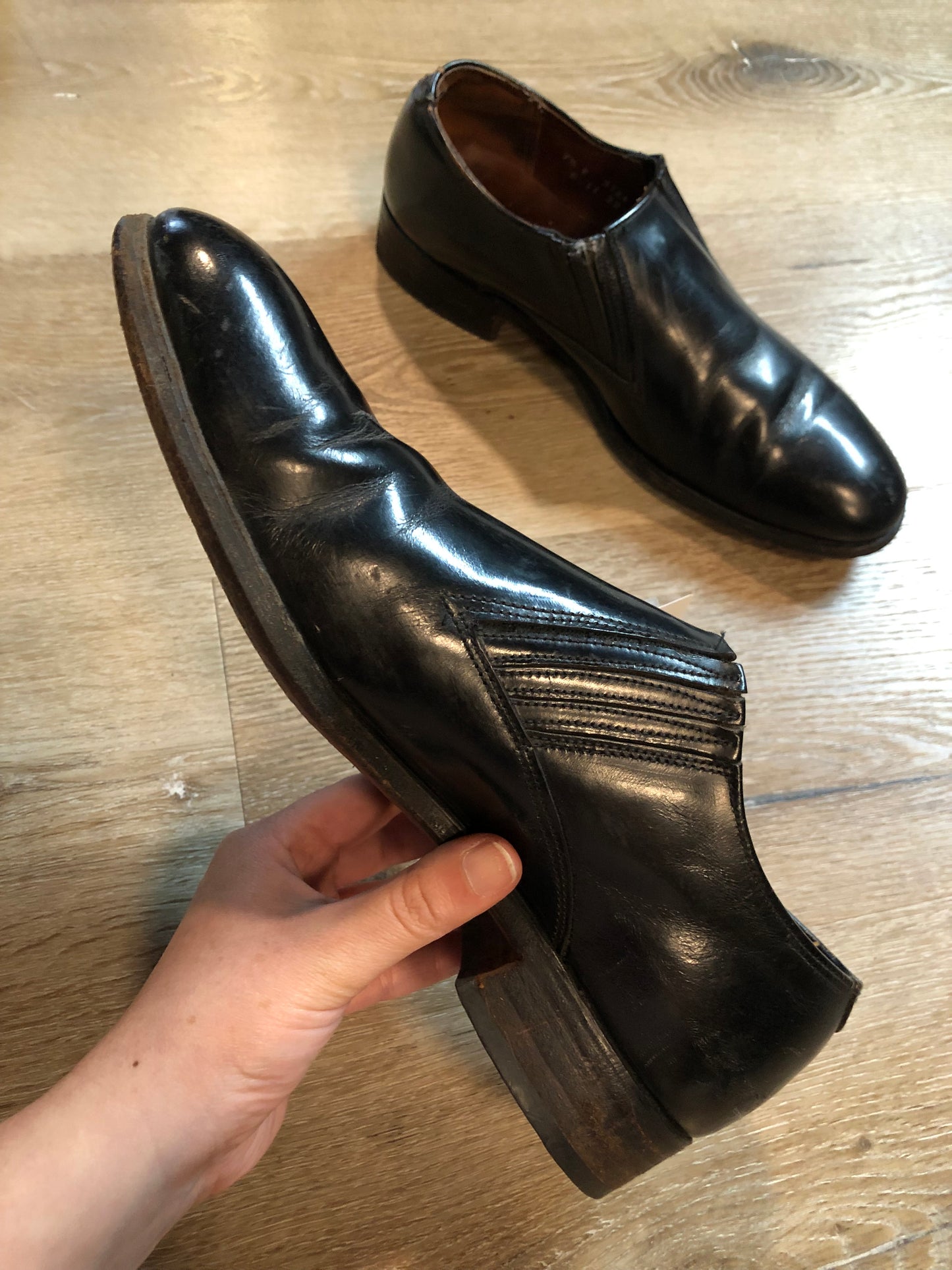 Vintage Hartt black leather loafers with leather soles. Made in Canada. Size 7.5M US/ 41 EUR