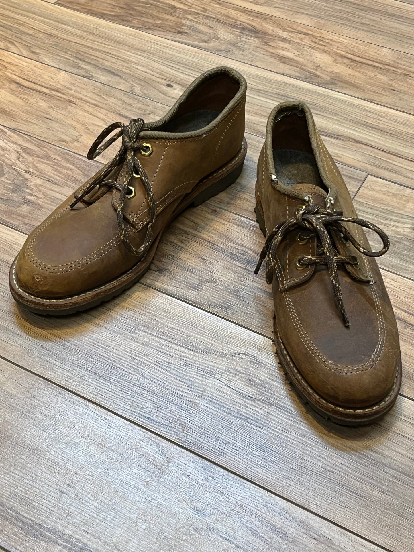 Vintage Prospector 1980’s NWOT deadstock moc toe three eyelet brown leather shoes, Made in Canada
Size US 9.5 womens