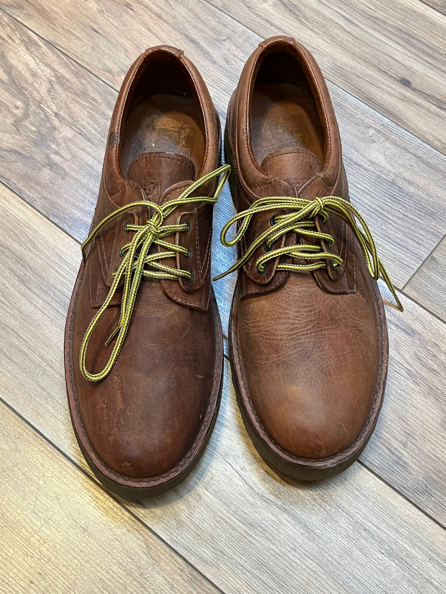 Vintage Prospector 1980’s NWOT deadstock brown leather three eyelet derby shoe.
Made in Spain
Size 42 EUR, US 9 mens