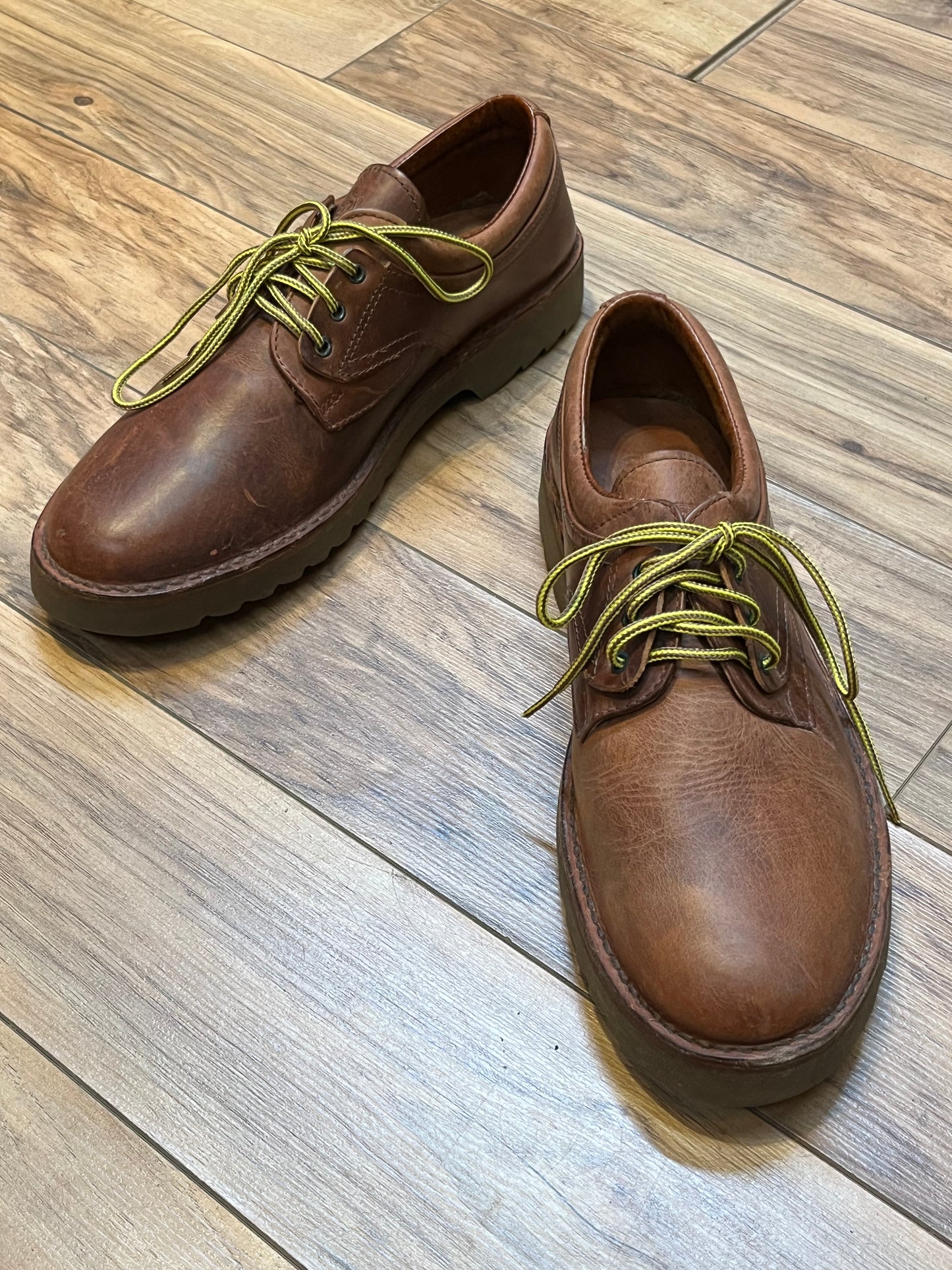 Vintage Prospector 1980’s NWOT deadstock brown leather three eyelet derby shoe.
Made in Spain
Size 42 EUR, US 9 mens