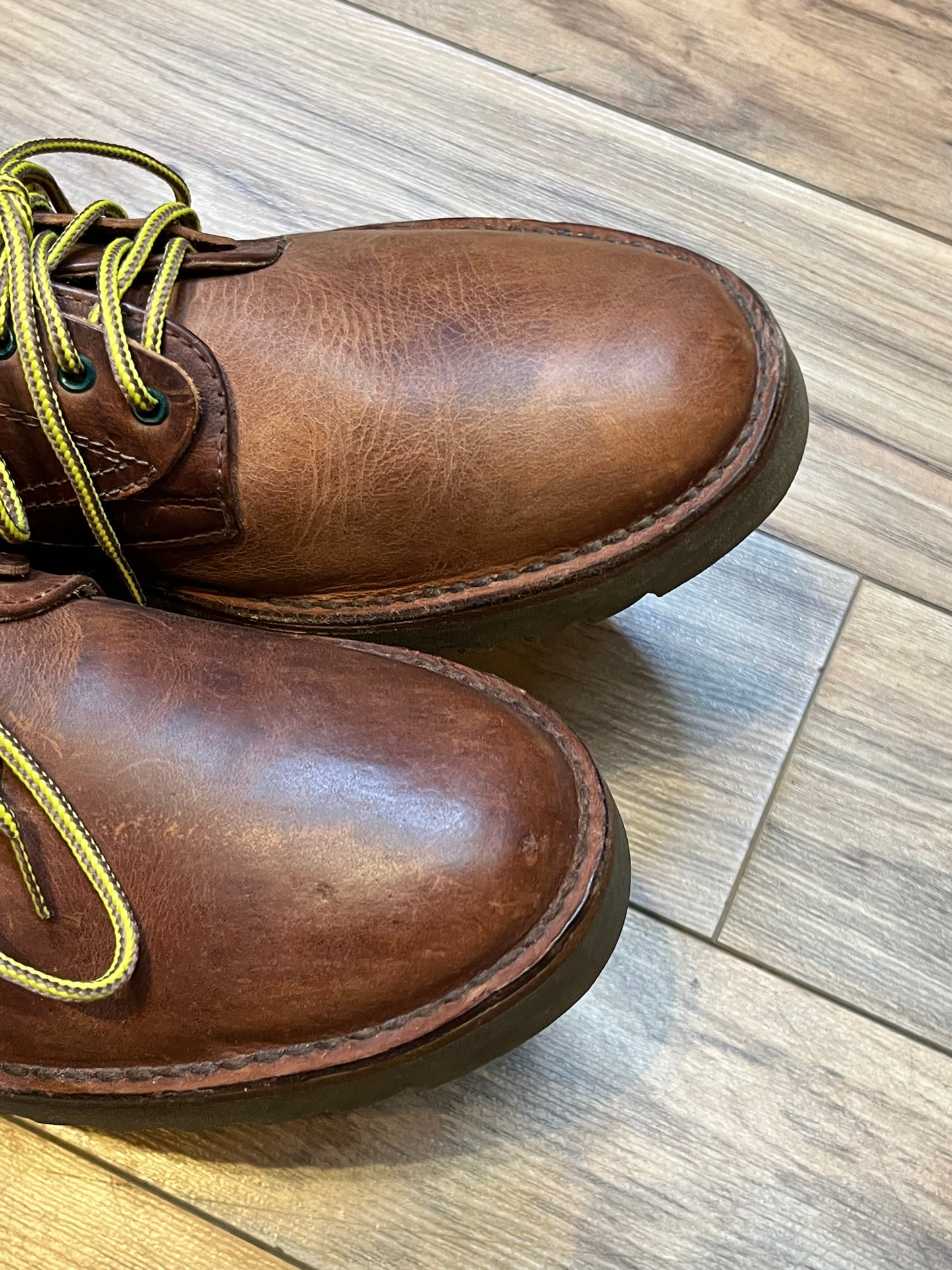 Vintage Prospector 1980’s NWOT deadstock brown leather three eyelet derby shoe.
Made in Spain
Size 42 EUR, US 9 mens