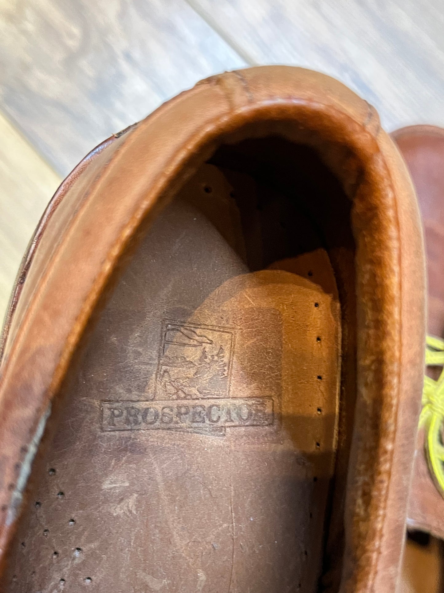 Vintage Prospector 1980’s NWOT deadstock brown leather three eyelet derby shoe.
Made in Spain
Size 42 EUR, US 9 mens
