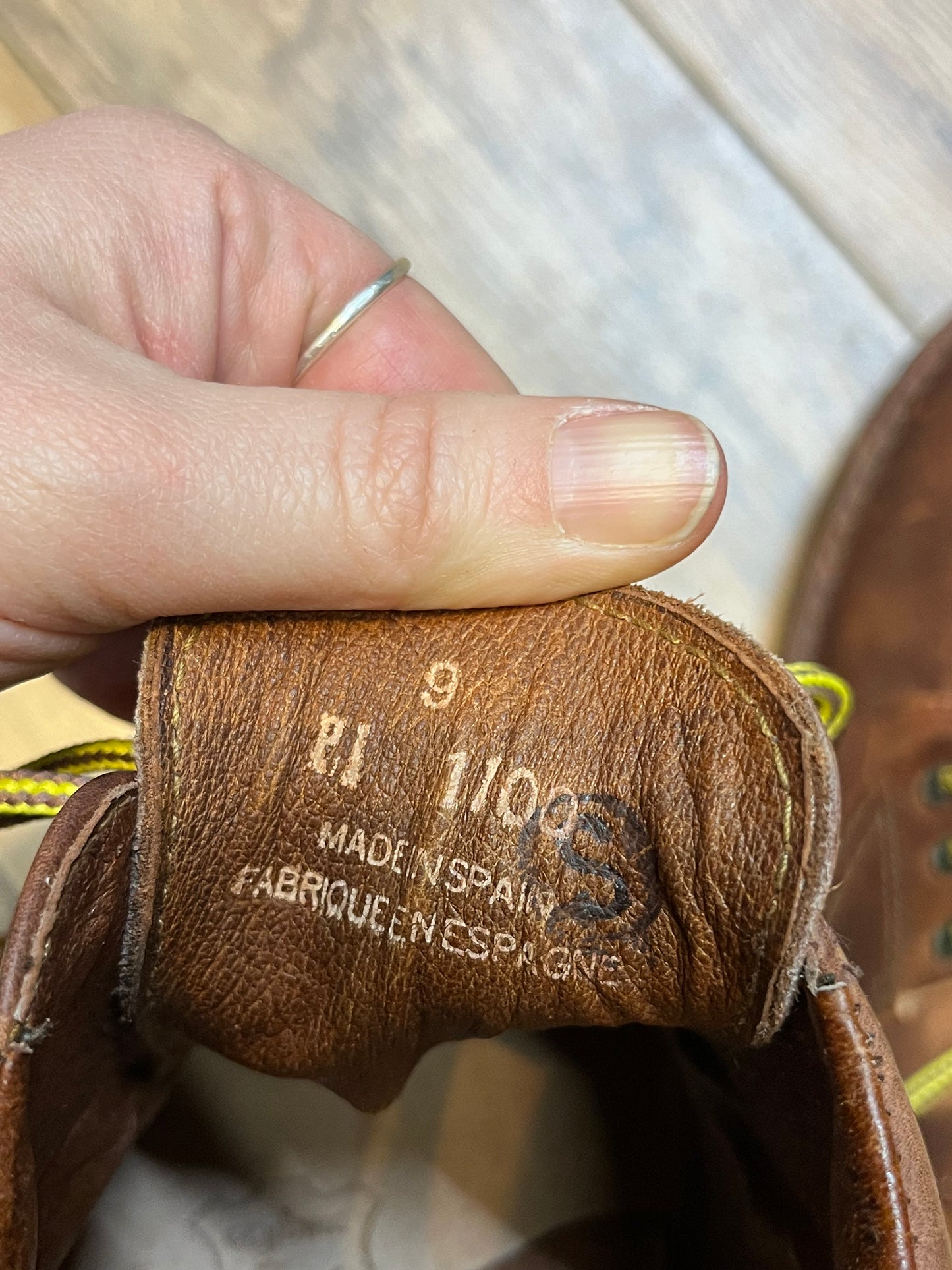 Vintage Prospector 1980’s NWOT deadstock brown leather three eyelet derby shoe.
Made in Spain
Size 42 EUR, US 9 mens