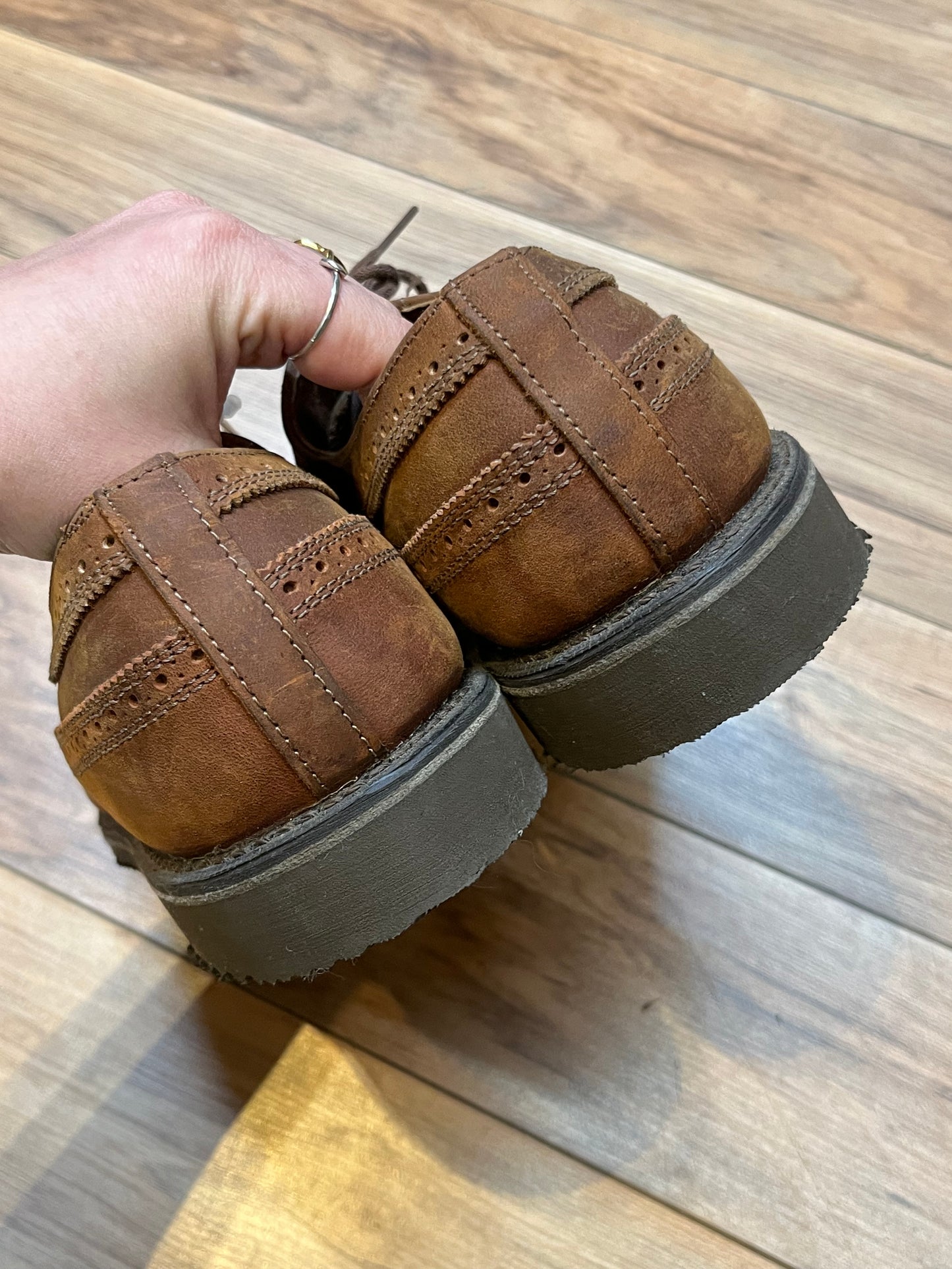 Vintage Prospector 1980’s NWT deadstock brown leather five eyelet wingtip brogue derby shoe.
Made in Canada
Size 8.5 US mens