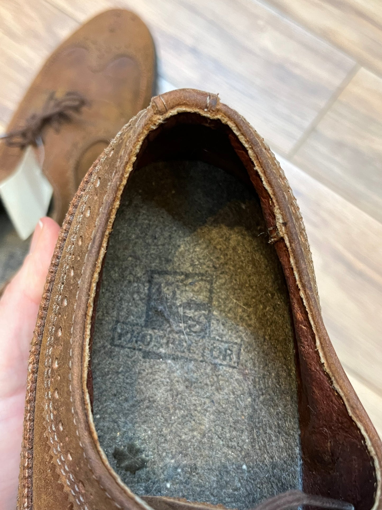 Vintage Prospector 1980’s NWT deadstock brown leather five eyelet wingtip brogue derby shoe.
Made in Canada
Size 8.5 US mens