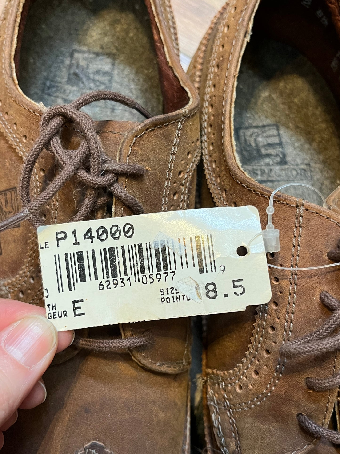Vintage Prospector 1980’s NWT deadstock brown leather five eyelet wingtip brogue derby shoe.
Made in Canada
Size 8.5 US mens