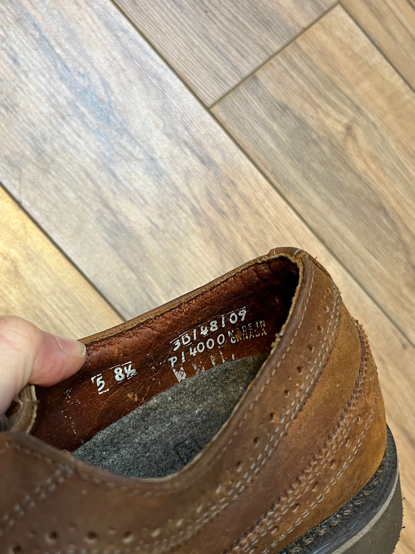 Vintage Prospector 1980’s NWT deadstock brown leather five eyelet wingtip brogue derby shoe.
Made in Canada
Size 8.5 US mens