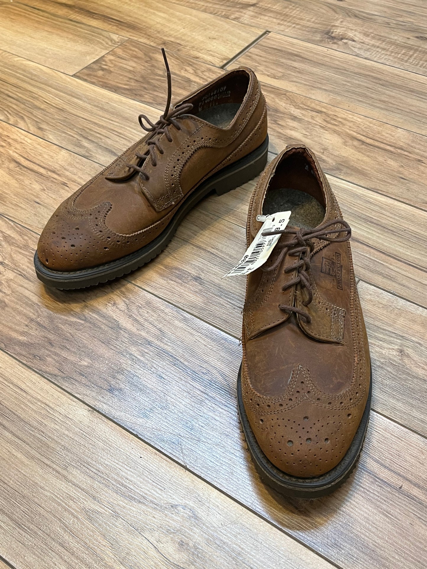 Vintage Prospector 1980’s NWT deadstock brown leather five eyelet wingtip brogue derby shoe.
Made in Canada
Size 8.5 US mens