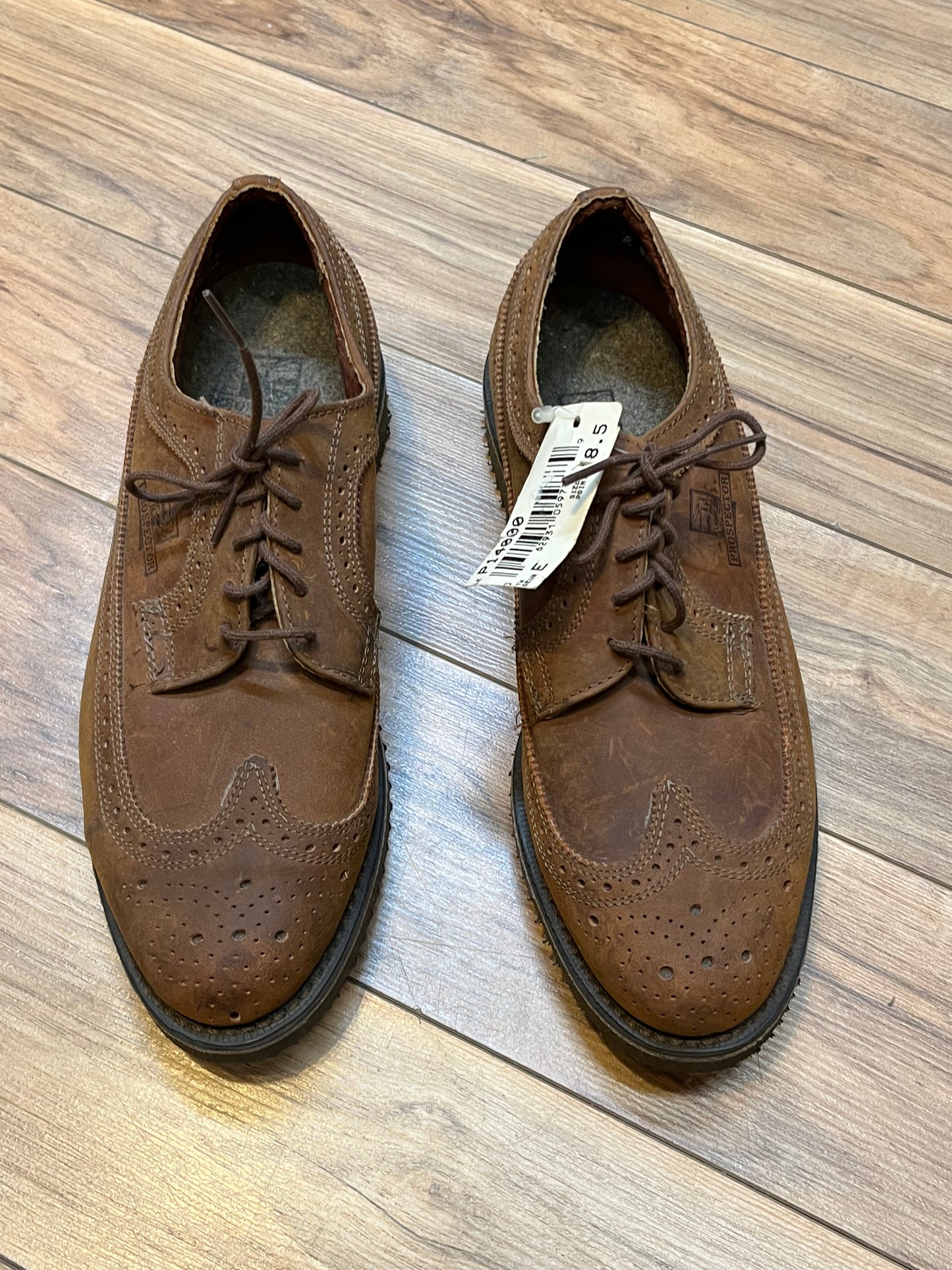 Vintage Prospector 1980’s NWT deadstock brown leather five eyelet wingtip brogue derby shoe.
Made in Canada
Size 8.5 US mens