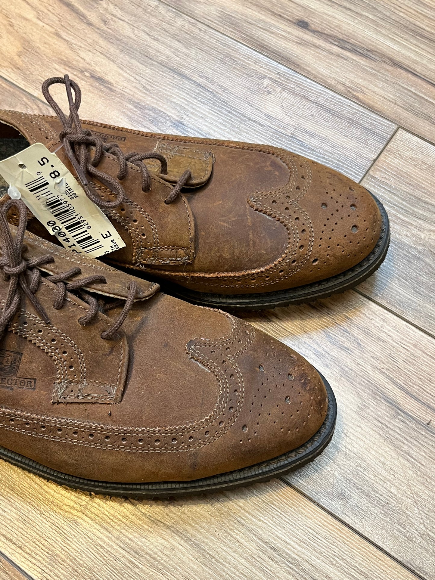Vintage Prospector 1980’s NWT deadstock brown leather five eyelet wingtip brogue derby shoe.
Made in Canada
Size 8.5 US mens