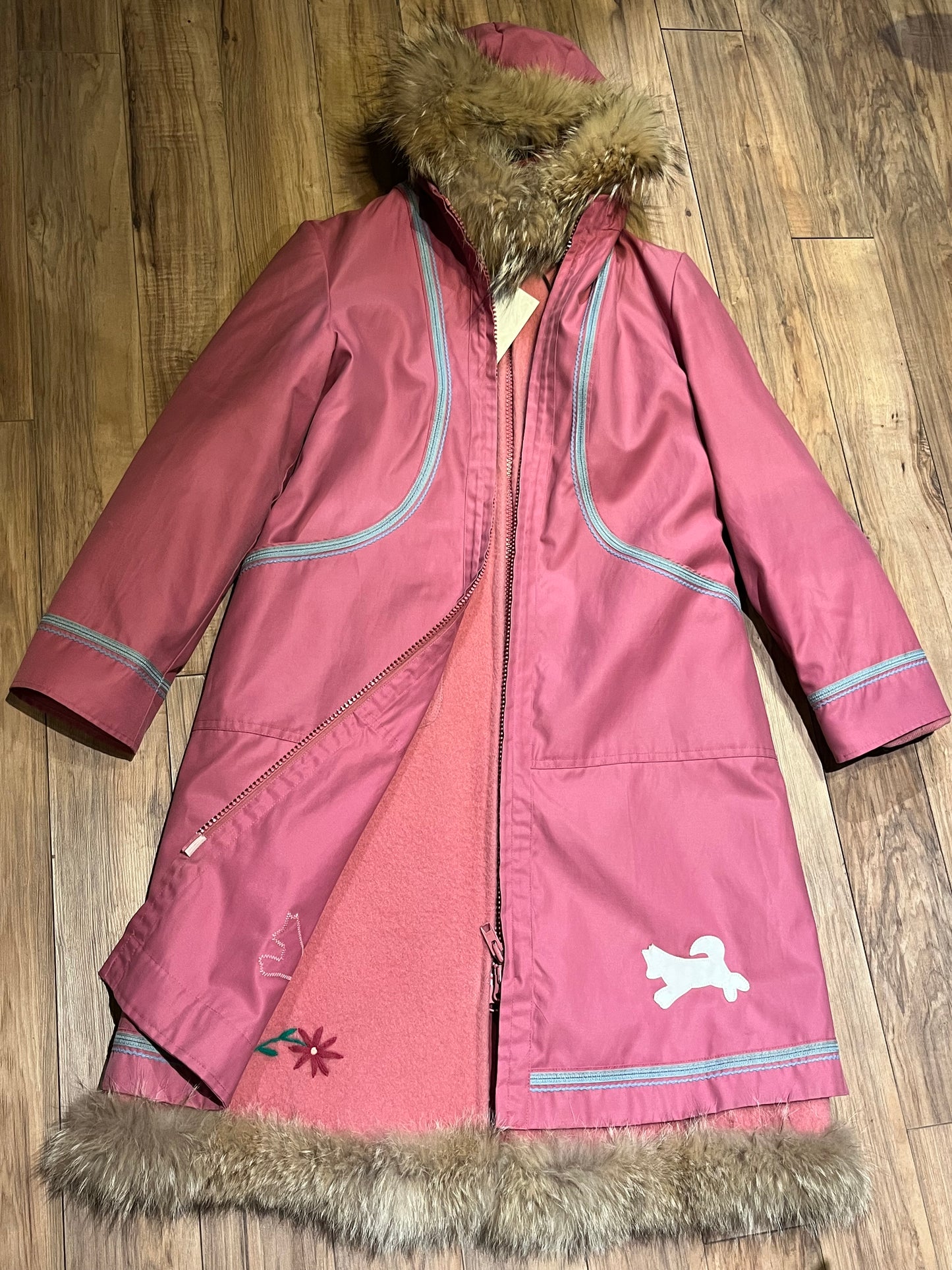 Vintage Yukon Indian Arts and Crafts LTD 100% pure virgin wool northern parka and nylon/ cotton blend removable shell with white leather applique, fur trimmed hood and pom poms, zipper closure, pockets, and hand embroidered flower details.
Made in USA
Size 16