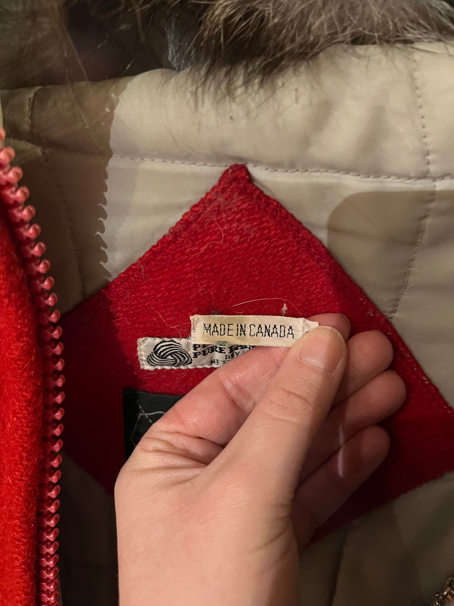 Vintage Central Sportswear Co. red 100% pure virgin wool northern parka with zipper closure, handwarmer pockets, quilted lining, fur trimmed hood and embroidered northern life motif.
Made in Canada
Size 12