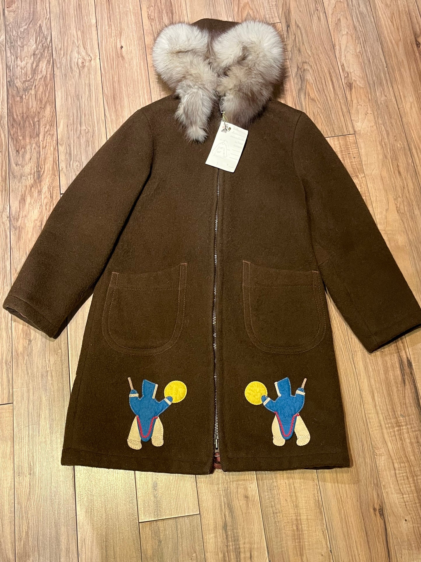 Vintage Inuvik Enterprise brown 100% pure virgin wool northern parka with zipper closure, front pockets, fur trimmed hood and felt applique in a drumming motif.
Made in Canada
Chest 38”