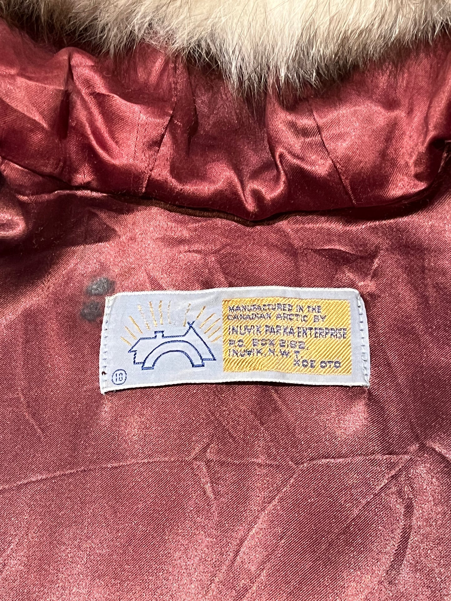 Vintage Inuvik Enterprise brown 100% pure virgin wool northern parka with zipper closure, front pockets, fur trimmed hood and felt applique in a drumming motif.
Made in Canada
Chest 38”