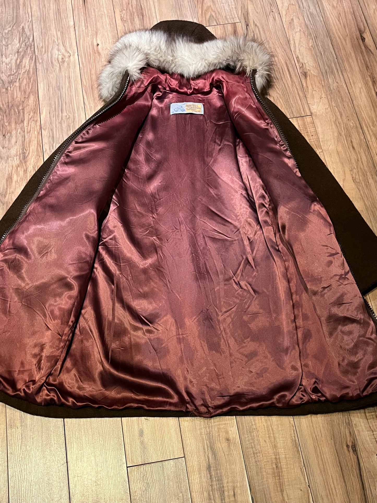 Vintage Inuvik Enterprise brown 100% pure virgin wool northern parka with zipper closure, front pockets, fur trimmed hood and felt applique in a drumming motif.
Made in Canada
Chest 38”