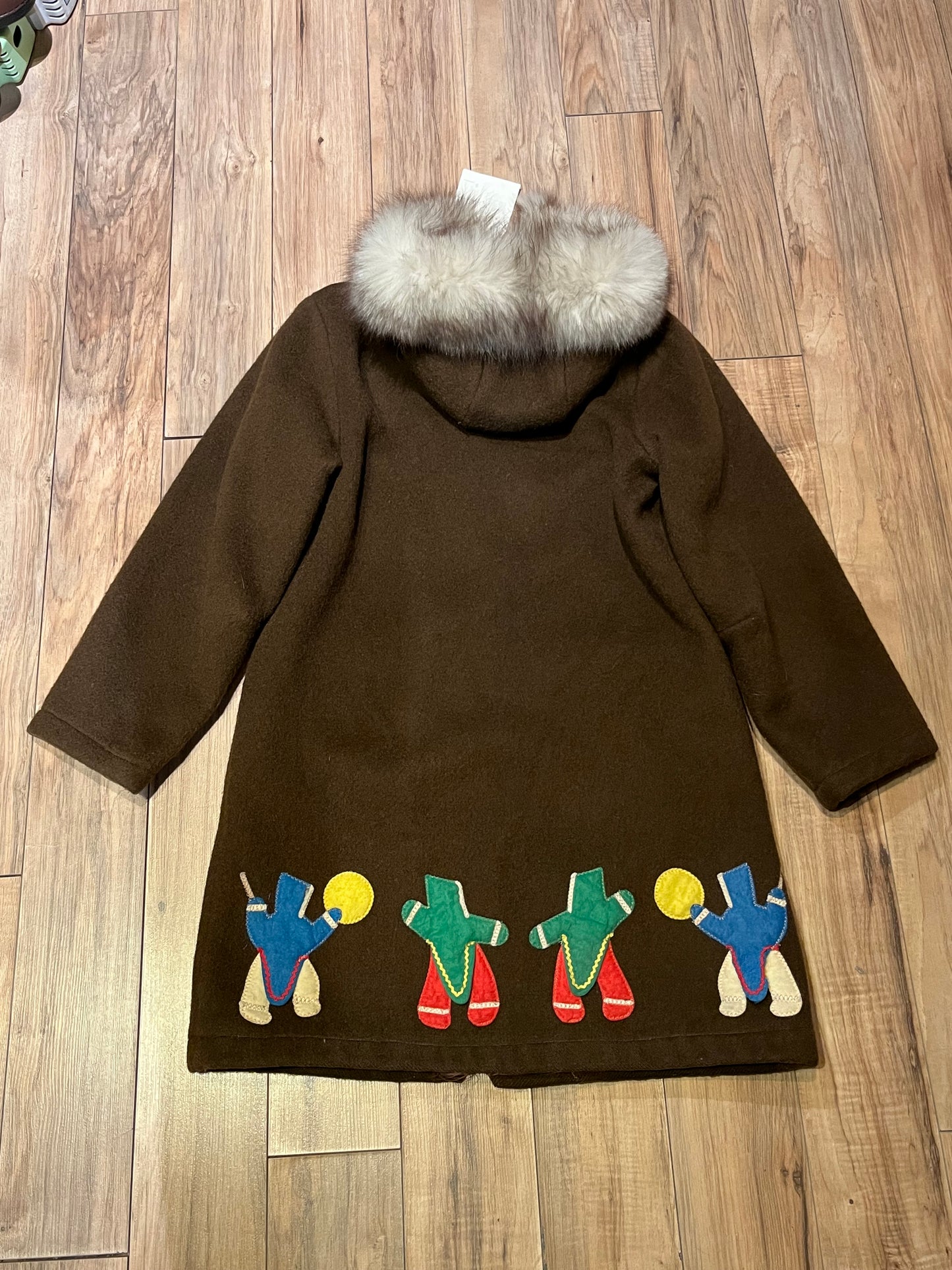 Vintage Inuvik Enterprise brown 100% pure virgin wool northern parka with zipper closure, front pockets, fur trimmed hood and felt applique in a drumming motif.
Made in Canada
Chest 38”