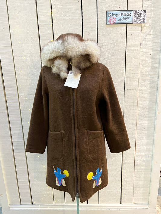 Vintage Inuvik Enterprise brown 100% pure virgin wool northern parka with zipper closure, front pockets, fur trimmed hood and felt applique in a drumming motif.
Made in Canada
Chest 38”