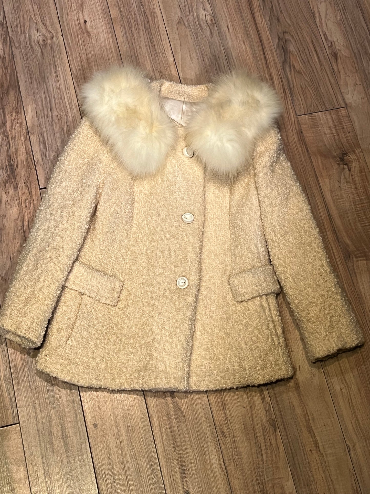 Vintage persian lamb white fur jacket with white Fur Collar, button closures and two front pockets.
Union made in Canada
Chest 34”