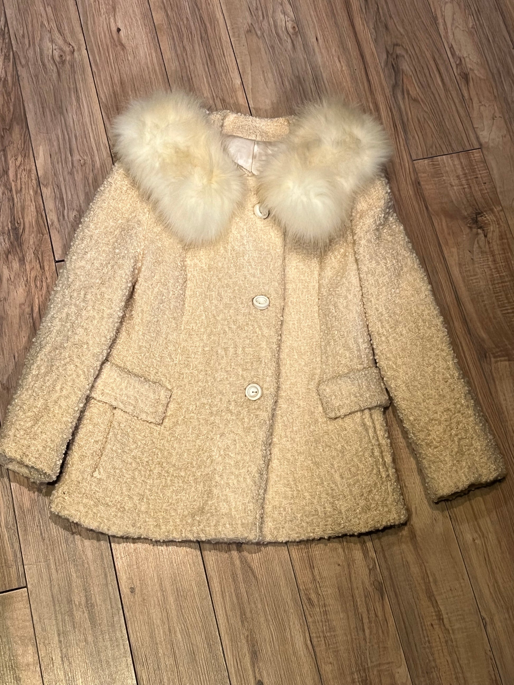 Vintage persian lamb white fur jacket with white Fur Collar, button closures and two front pockets.
Union made in Canada
Chest 34”