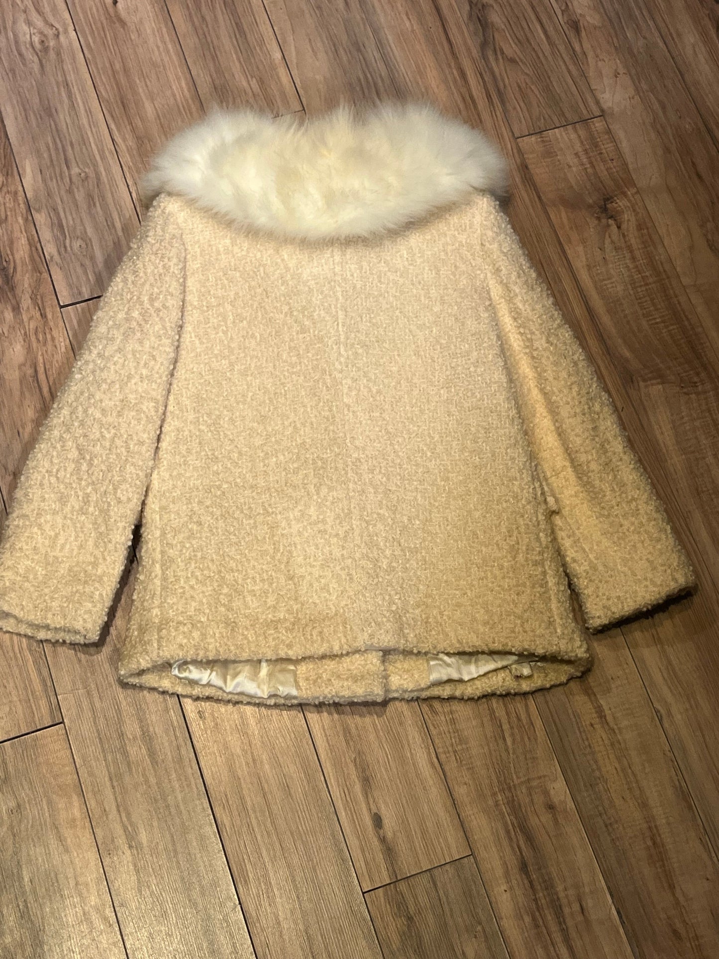 Vintage persian lamb white fur jacket with white Fur Collar, button closures and two front pockets.
Union made in Canada
Chest 34”