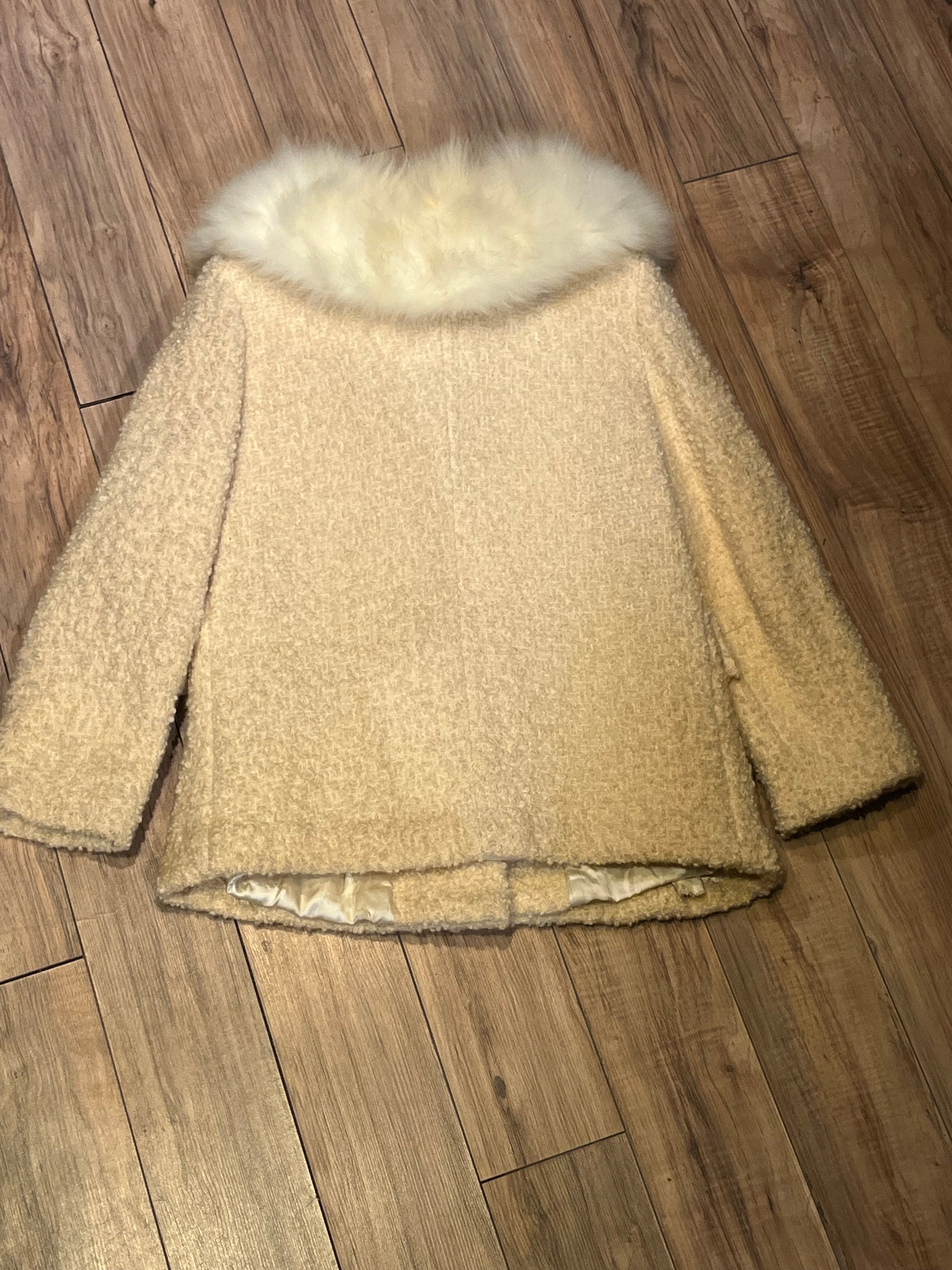 Vintage persian lamb white fur jacket with white Fur Collar, button closures and two front pockets.
Union made in Canada
Chest 34”