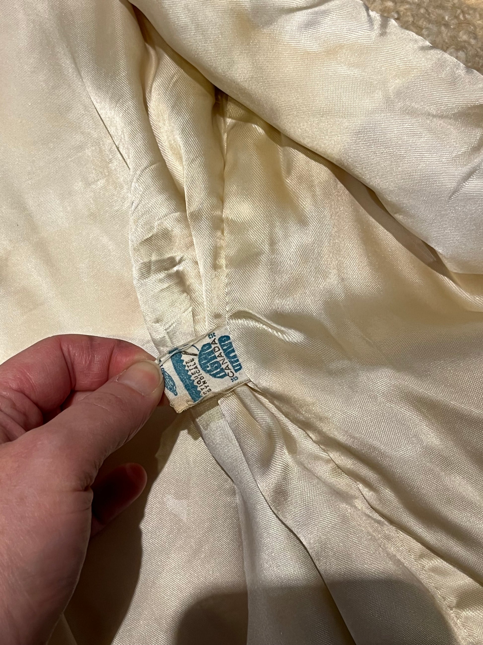 Vintage persian lamb white fur jacket with white Fur Collar, button closures and two front pockets.
Union made in Canada
Chest 34”