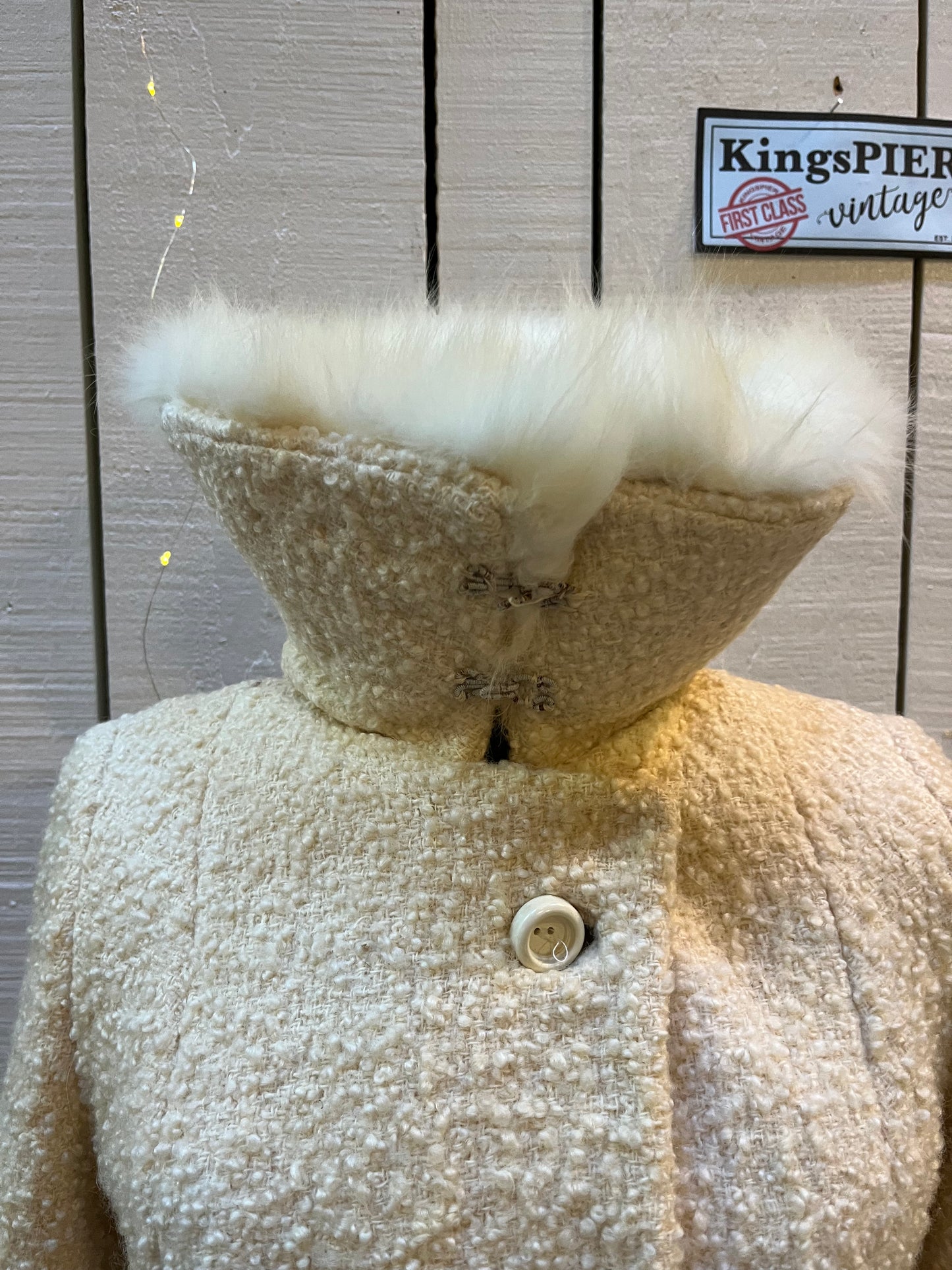 Vintage persian lamb white fur jacket with white Fur Collar, button closures and two front pockets.
Union made in Canada
Chest 34”