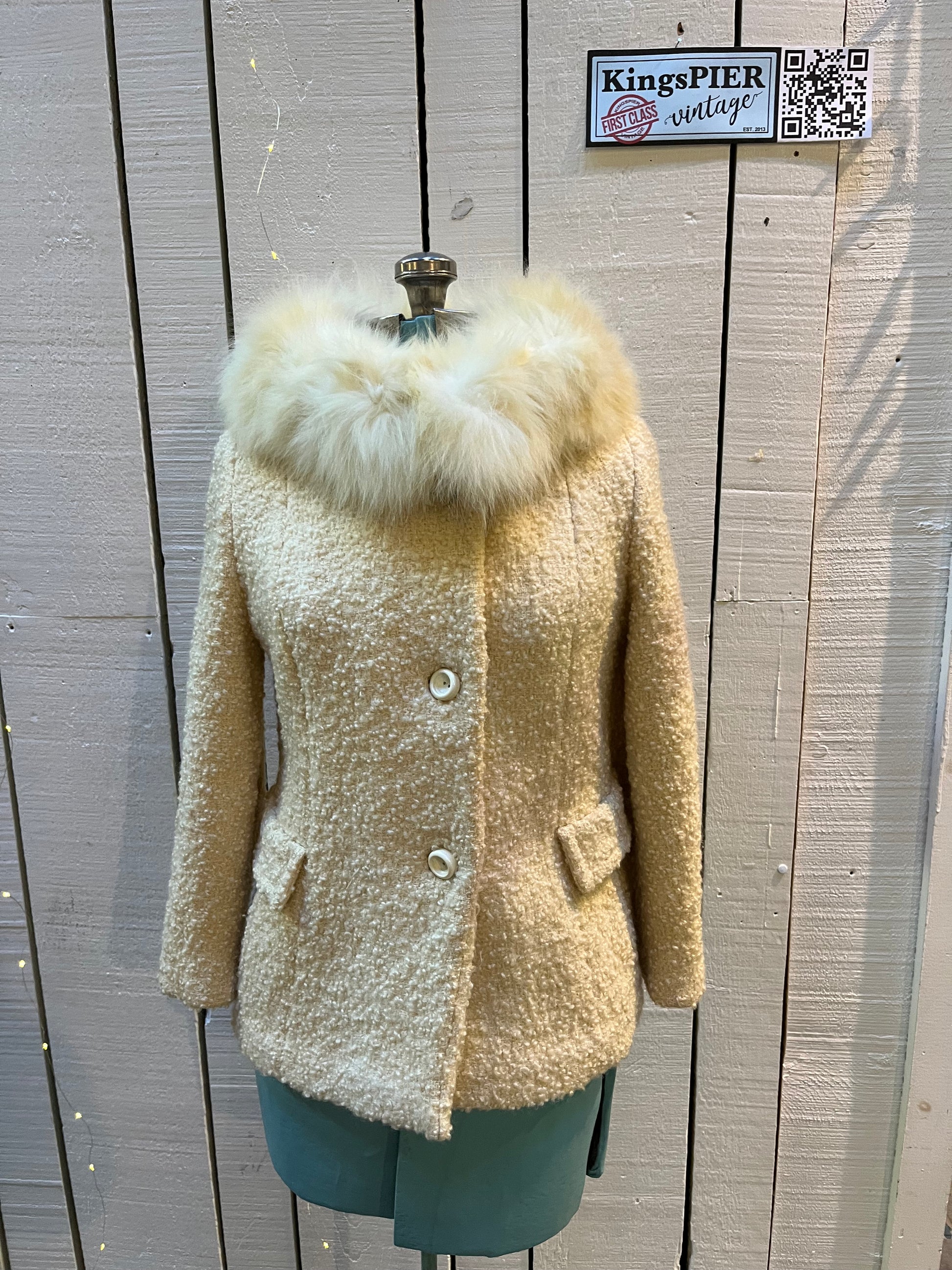 Vintage persian lamb white fur jacket with white Fur Collar, button closures and two front pockets.
Union made in Canada
Chest 34”