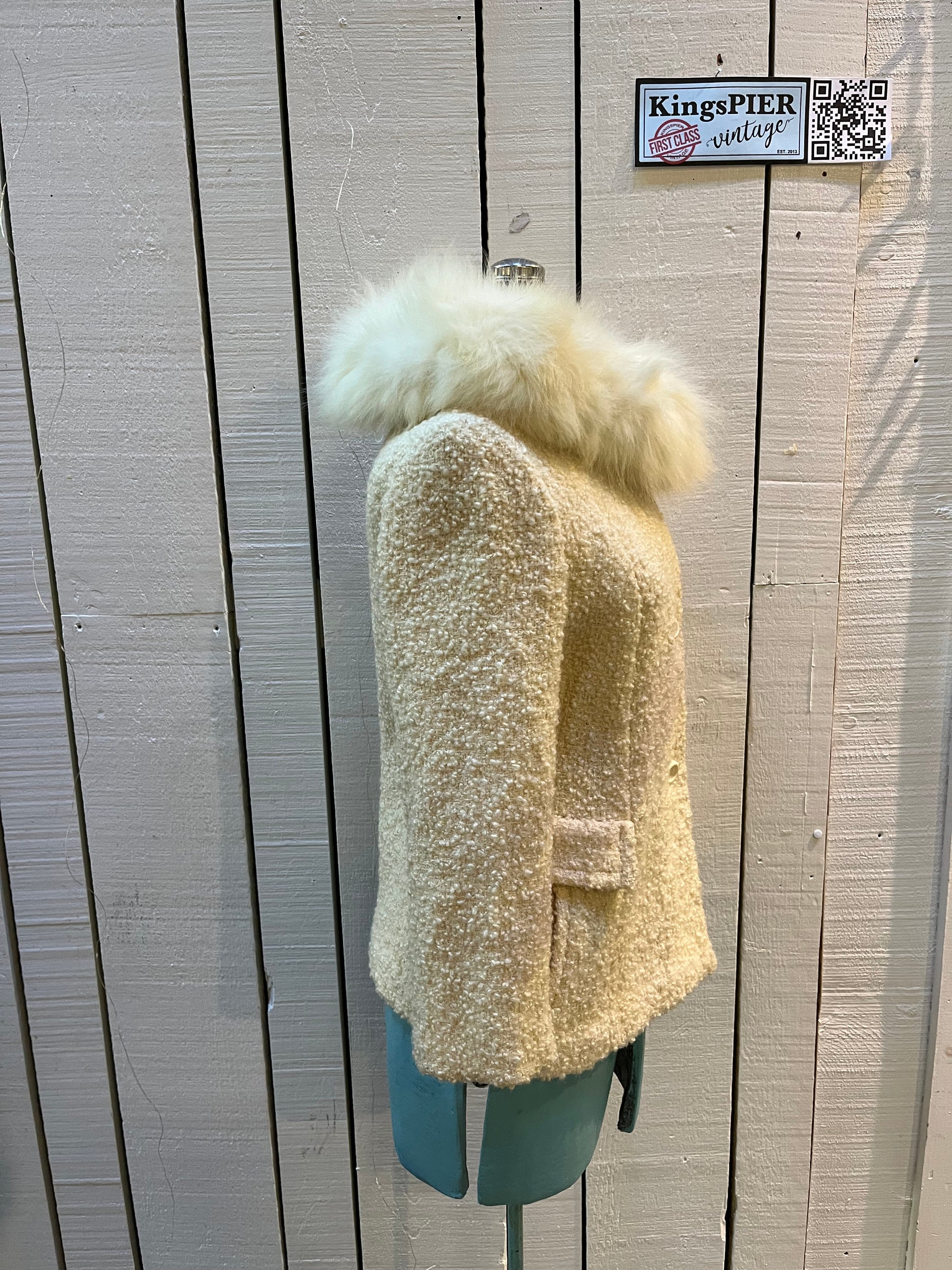 Vintage persian lamb white fur jacket with white Fur Collar, button closures and two front pockets.
Union made in Canada
Chest 34”
