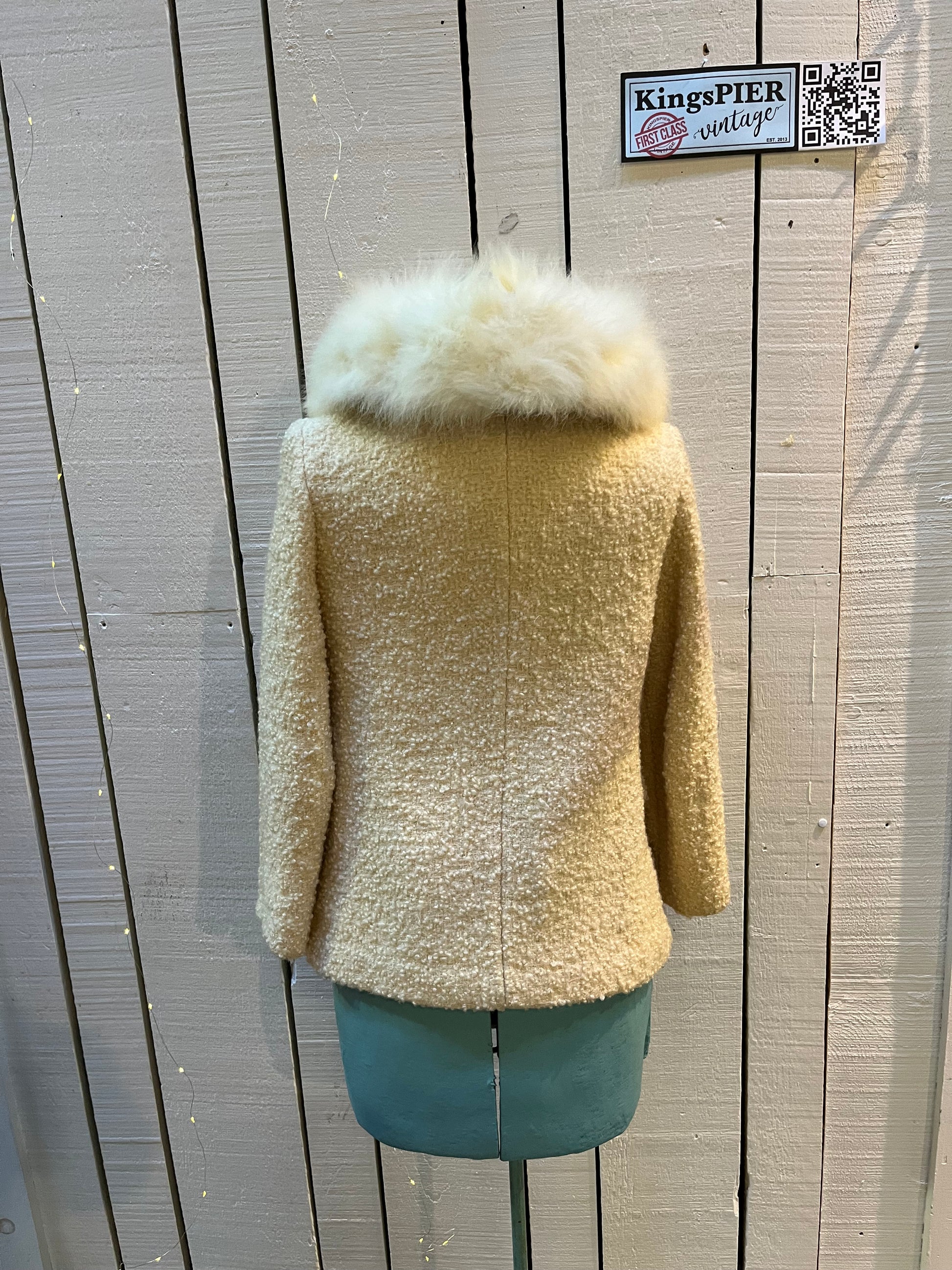 Vintage persian lamb white fur jacket with white Fur Collar, button closures and two front pockets.
Union made in Canada
Chest 34”