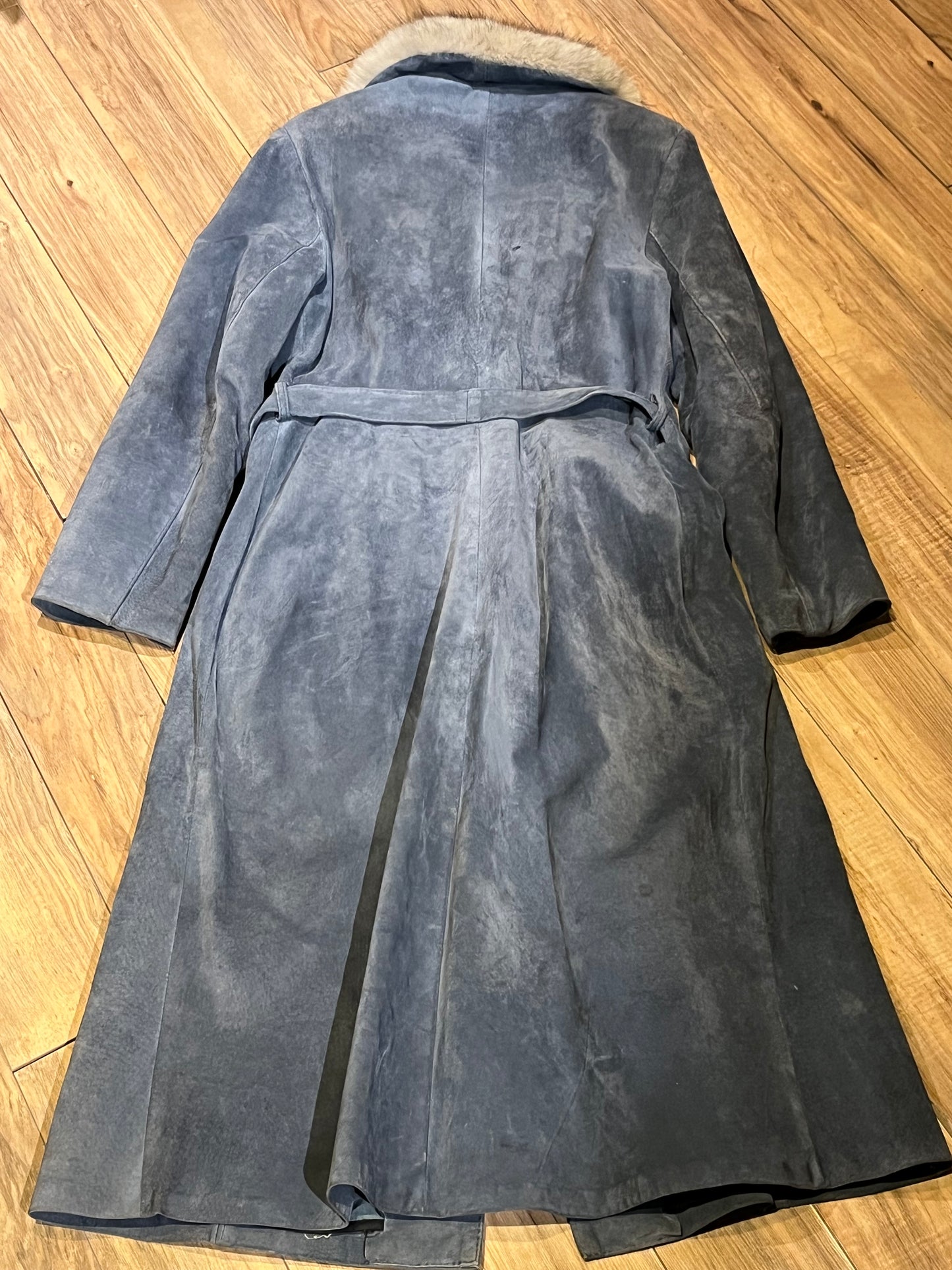 Vintage Leather Attic long blue/grey suede coat with white fur collar, belt, two front pockets, button closures and a quilted lining.
Made in Canada, Size 13/14