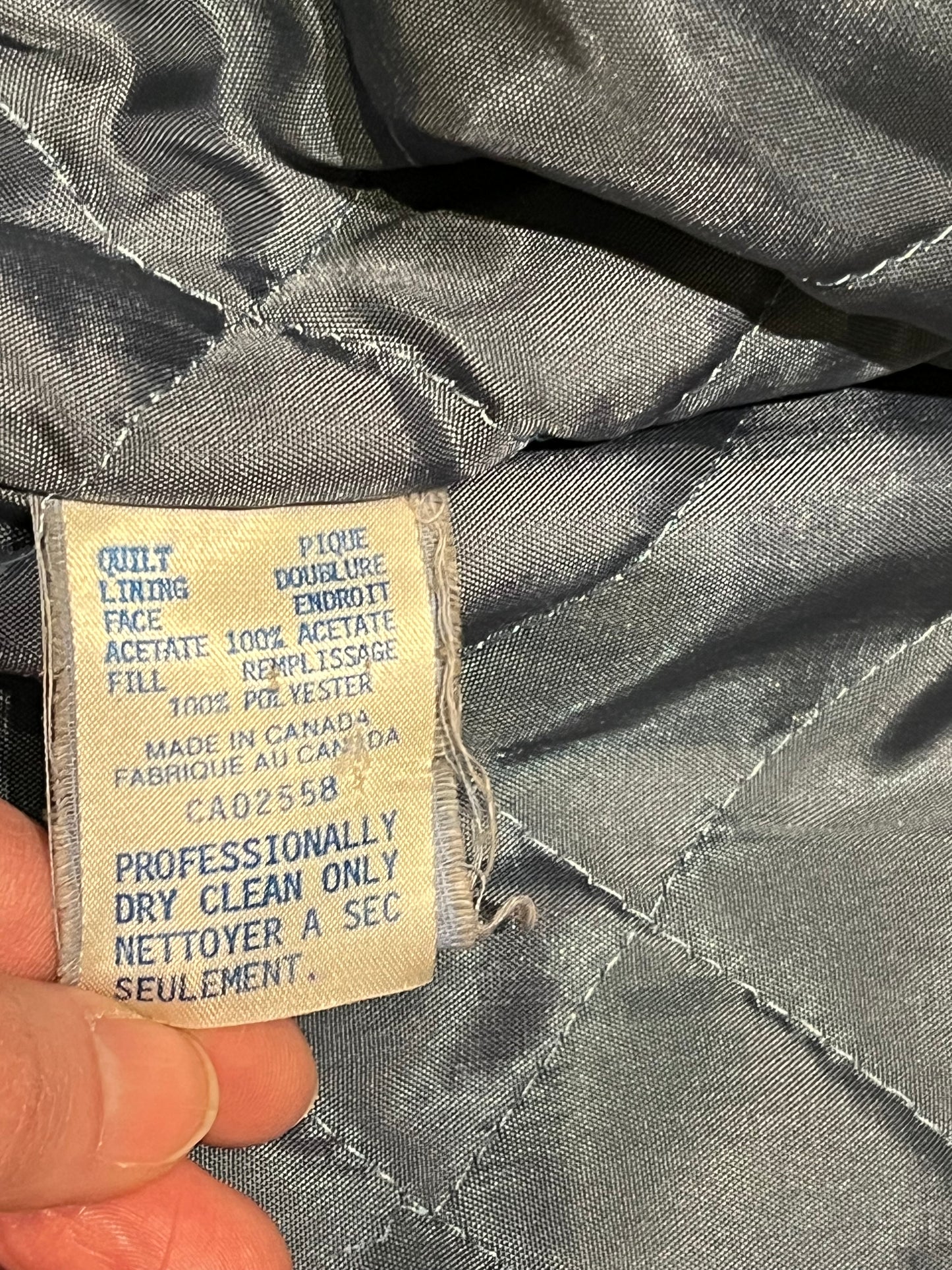 Vintage Leather Attic long blue/grey suede coat with white fur collar, belt, two front pockets, button closures and a quilted lining.
Made in Canada, Size 13/14