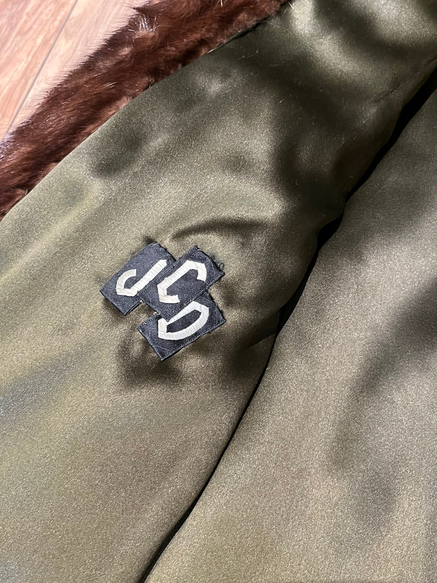 Vintage Gunter Jackal New York fur jacket with hook and eye closures, two front pockets and a “J.C.D” monogram on the inside lining.
Chest 40”