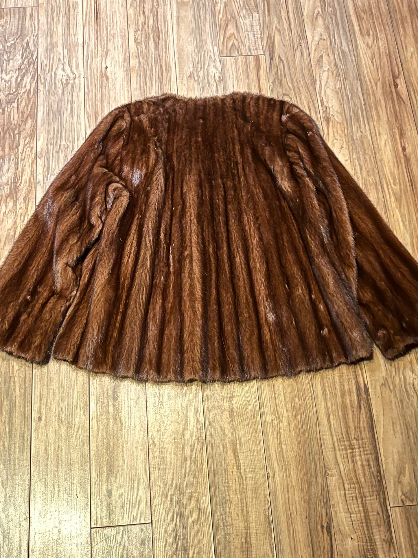 Vintage Gunter Jackal New York fur jacket with hook and eye closures, two front pockets and a “J.C.D” monogram on the inside lining.
Chest 40”
