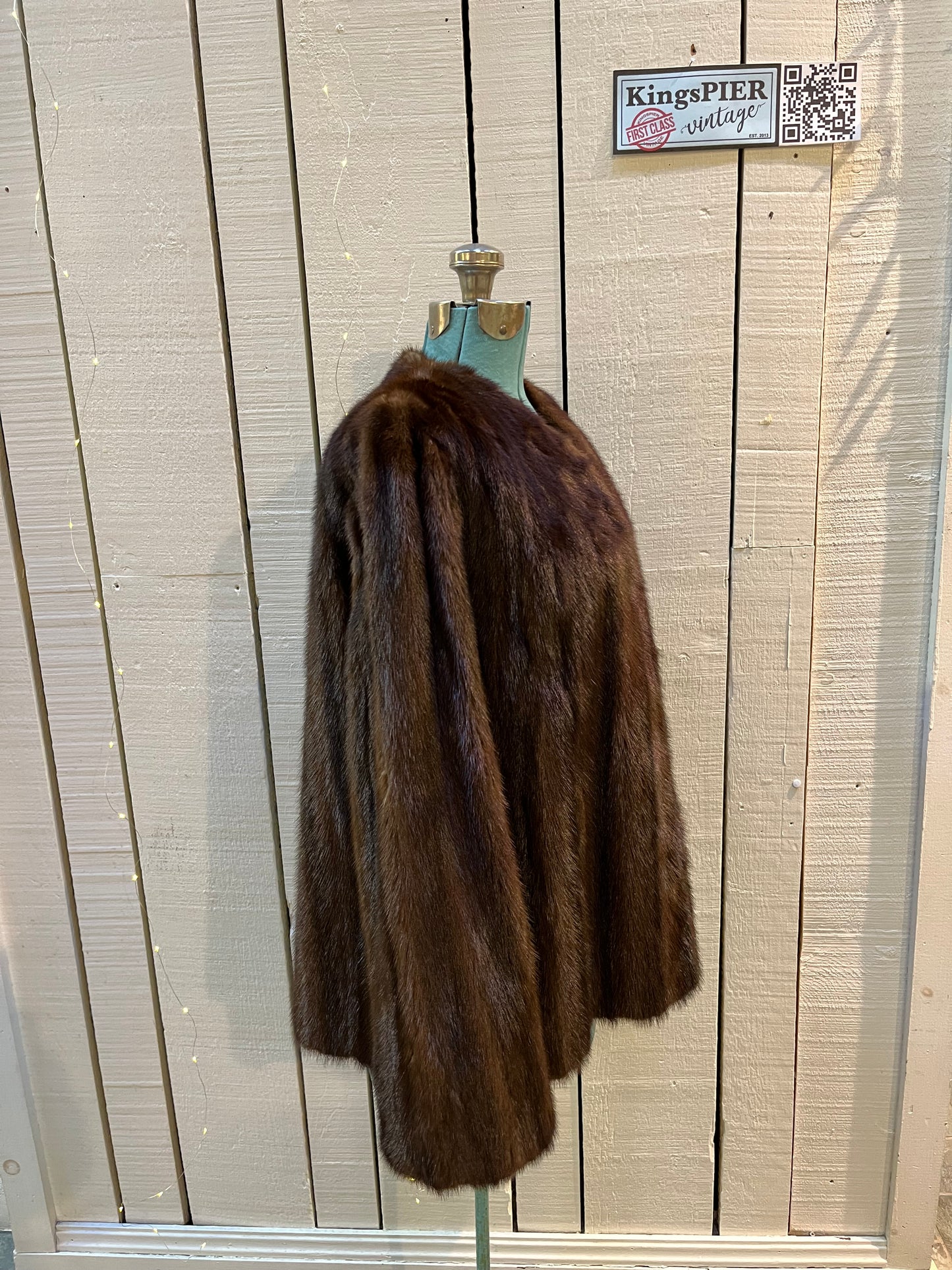 Vintage Gunter Jackal New York fur jacket with hook and eye closures, two front pockets and a “J.C.D” monogram on the inside lining.
Chest 40”