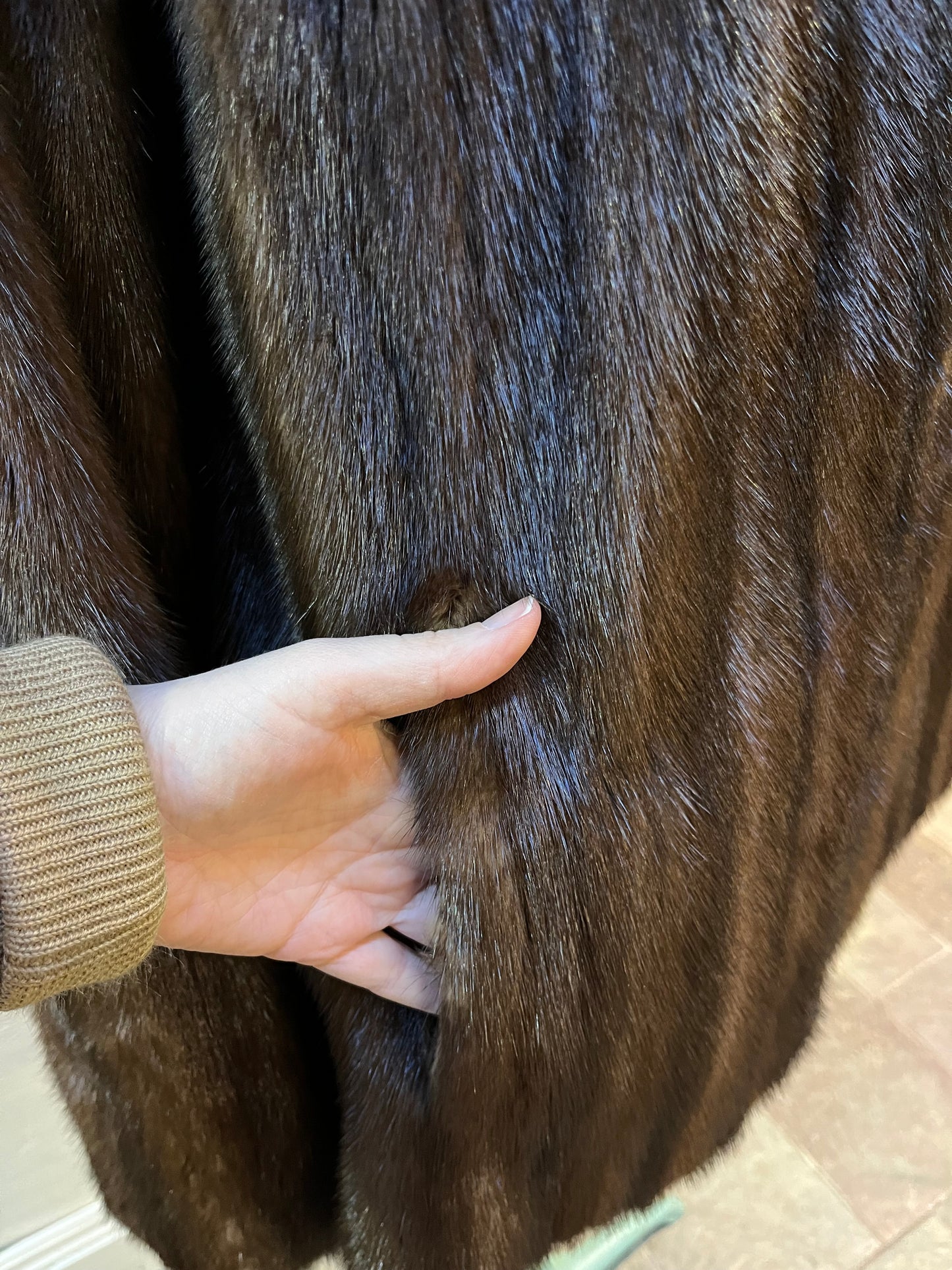 Vintage Gunter Jackal New York fur jacket with hook and eye closures, two front pockets and a “J.C.D” monogram on the inside lining.
Chest 40”