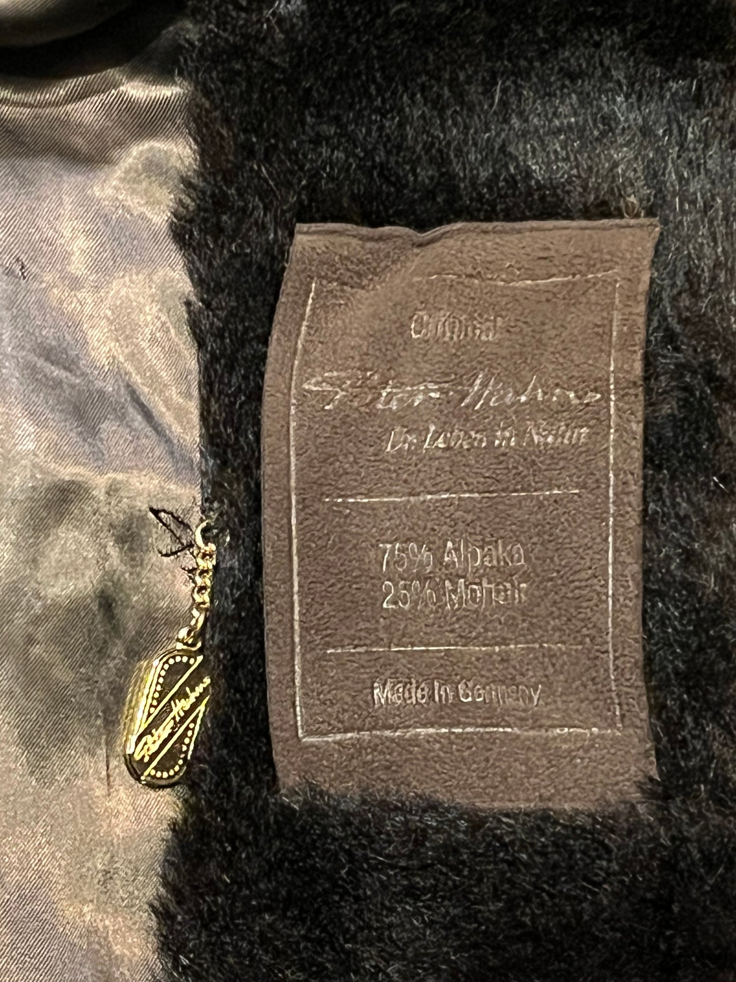 Vintage Peter Hahn long dark brown alpaca and mohair blend coat (75% alpaca, 25% mohair) with two front pockets, hook and eye closures and one button closure at the collar.
Made in Germany.
Size 14