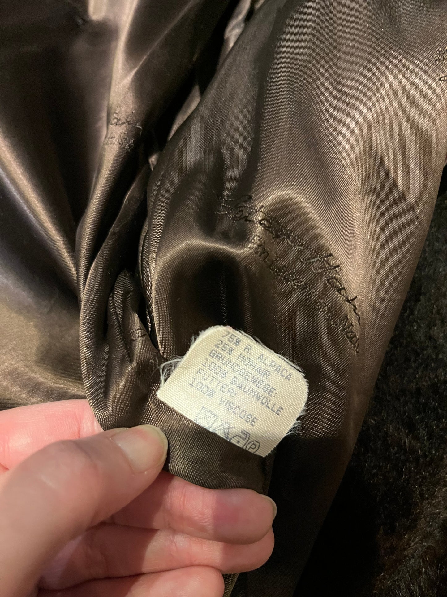 Vintage Peter Hahn long dark brown alpaca and mohair blend coat (75% alpaca, 25% mohair) with two front pockets, hook and eye closures and one button closure at the collar.
Made in Germany.
Size 14