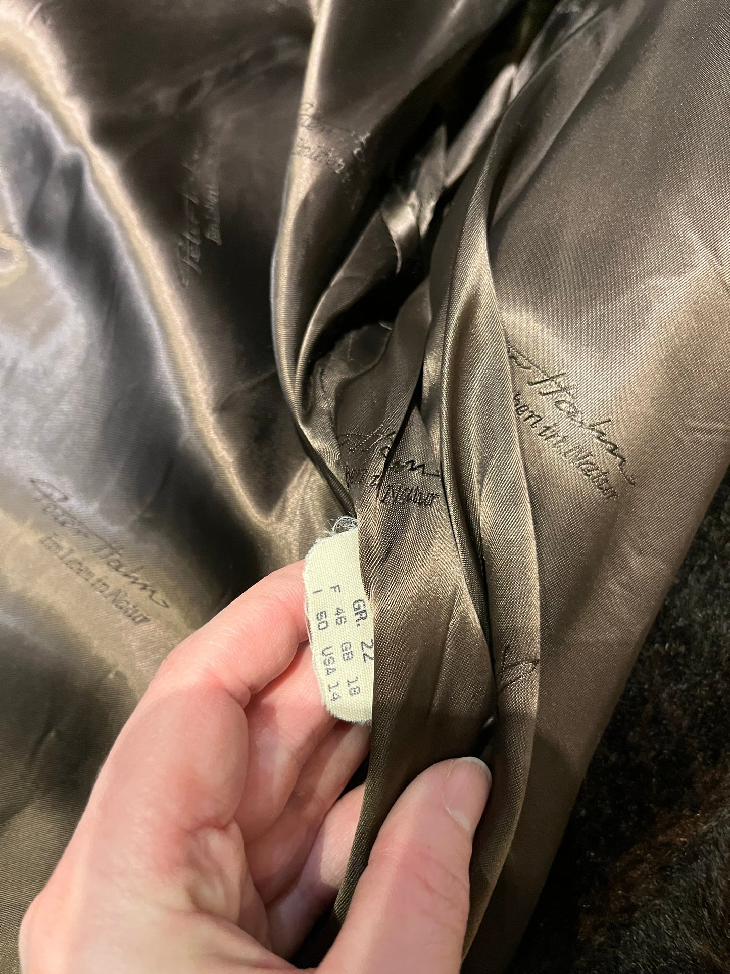 Vintage Peter Hahn long dark brown alpaca and mohair blend coat (75% alpaca, 25% mohair) with two front pockets, hook and eye closures and one button closure at the collar.
Made in Germany.
Size 14