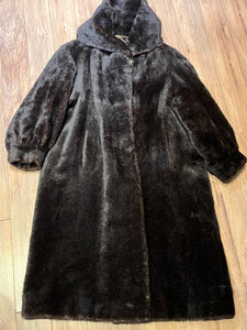 Vintage Peter Hahn long dark brown alpaca and mohair blend coat (75% alpaca, 25% mohair) with two front pockets, hook and eye closures and one button closure at the collar.

Made in Germany. 
Size 14