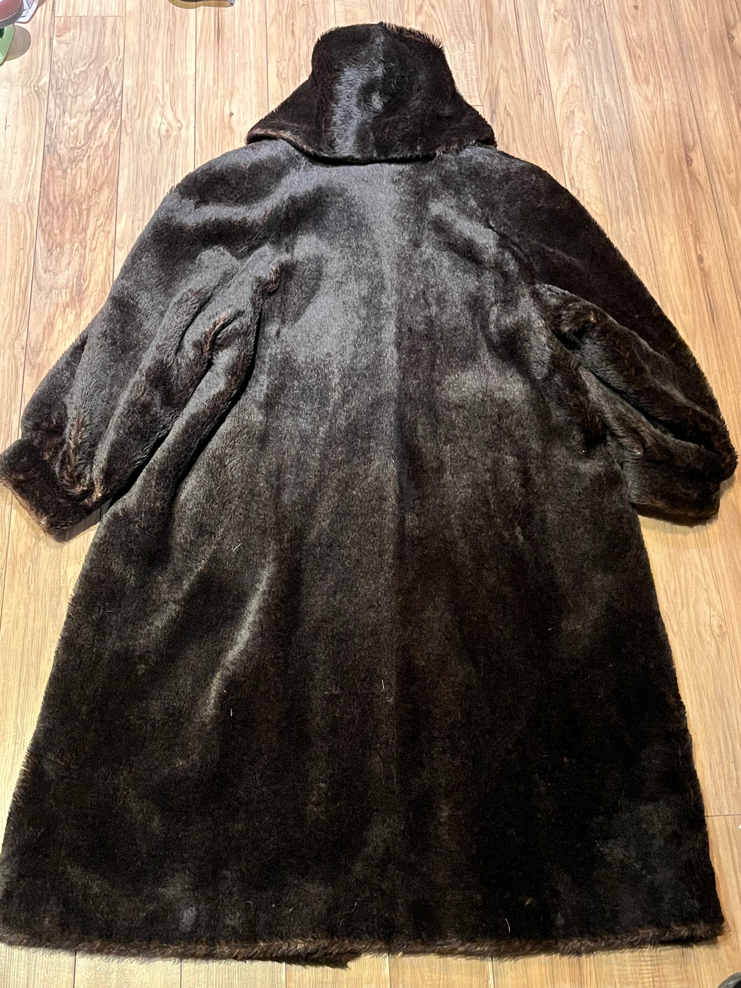 Vintage Peter Hahn long dark brown alpaca and mohair blend coat (75% alpaca, 25% mohair) with two front pockets, hook and eye closures and one button closure at the collar.
Made in Germany.
Size 14