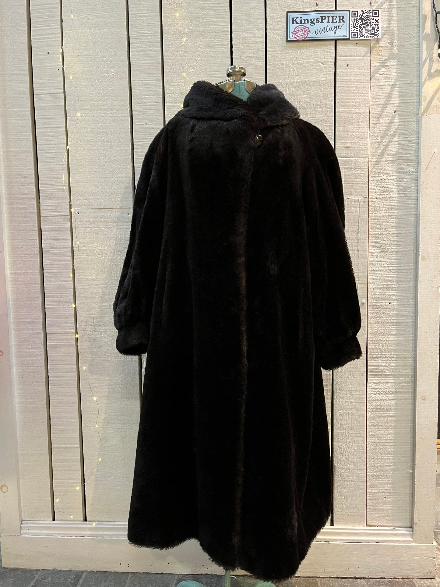 Vintage Peter Hahn long dark brown alpaca and mohair blend coat (75% alpaca, 25% mohair) with two front pockets, hook and eye closures and one button closure at the collar.
Made in Germany.
Size 14