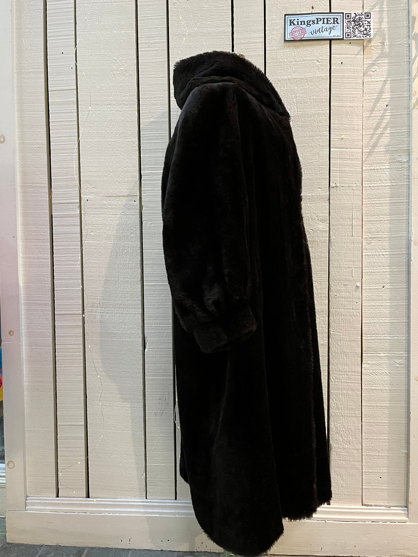 Vintage Peter Hahn long dark brown alpaca and mohair blend coat (75% alpaca, 25% mohair) with two front pockets, hook and eye closures and one button closure at the collar.
Made in Germany.
Size 14